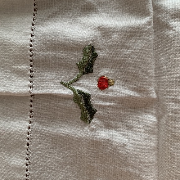 🎄🎅🏻April Cornell Embroidered Holly Cotton Tablecloth - Picture 5 of 8